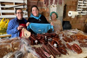 La asociación también ha puesto un expositor con embutidos para llevar.