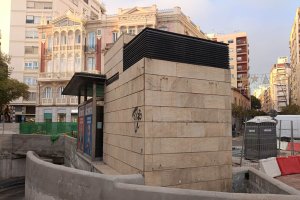 Mamotreto que levantaron hace años para colocar la entrada al parking subterráneo por la Puerta de Purchena.