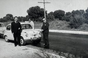 Modesto García Ortega, a la izquierda de la imagen, con los primeros Seat 600 que llegaron a la ciudad.
