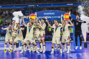 El almeriense Cortés (11) hace historia con la Selección Española de Fútbol Sala.