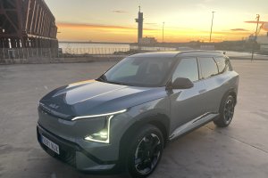 Un momento de la prueba del KIA EV5 junto a la ballena de Gabriel