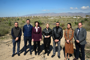 Los terrenos de El Toyo siguen a la espera de la primera piedra.