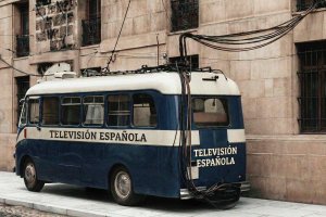 La unidad móvil de TVE se instaló junto a la fachada del Teatro Cervantes donde se iba a celebrar el sorteo de la lotería. 14 de febrero de 1965.