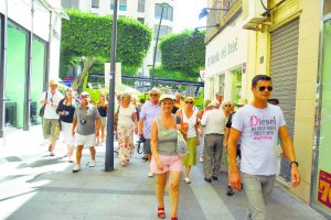 Turistas caminando por el centro de Almería.