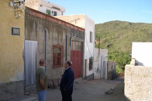 El Maestro Segura con su hijo Alfonso en la calle que lleva su nombre.