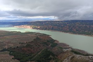 El embalse del Negratín tiene un color más turbio al estar recibiendo constantemente agua, sobre todo de El Portillo y La Bolera.