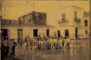 Adra en 1884, la Puerta del Mar, junto al Ayuntamiento actual tras el desbordamiento del rio y de la rambla de las Cruces ( Col. Victoria Cuenca Gnecco)