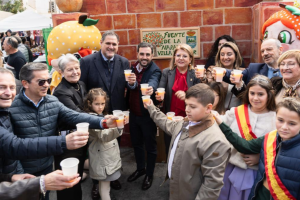 Autoridades de Diputación de Almería, Junta de Andalucía y el Ayuntamiento de Gádor brindan frente a la ya icónica fuente de zumo.