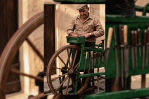 Silverio Vallecillo fue el último afilador que recorría las calles de Almería con una afiladora de pedal que había heredado de su abuelo.