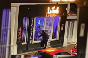 Imagen del enmascarado en el momento del robo al local de tatuajes de Almerimar