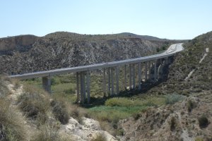 Puente del Barranco del Tesoro, en Sorbas, donde comienza un tramo de Autovía en muy mal estado.