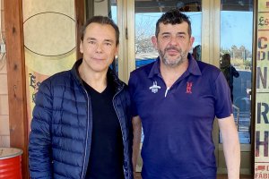 Miguel Romera junto al autor de esta entrevista, Antonio Hermosa, en la puerta de entrada del Romera, en el campus universitario almeriense.