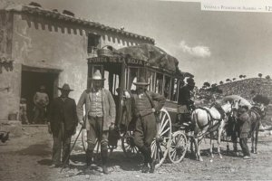 Diligencia a la entrada de la venta La Roja en 1890, que aparece en el libro de Andrés Cabrera.