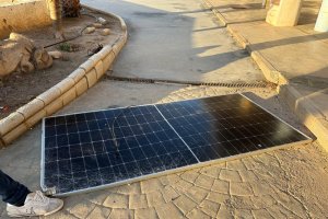 Una de las placas solares que ha derribado el fuerte viento.