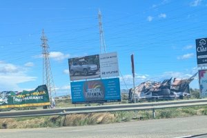 Vallas publicitarias volcadas por el fuerte viento.