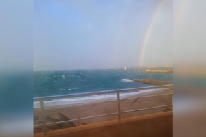 La espectacular imagen de un arcoiris sobre la costa de Almería en mitad de la borrasca.