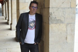 El escritor Raúl Quinto, en la Plaza de España de Avilés.