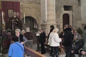 Colas en el interior de San Juan en el día de Fray Leopoldo de Alpandeire.