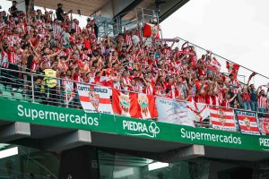 La afición del Almería en Córdoba en la primera vuelta.