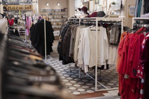 Moda, complementos y propuestas para el día a día conviven en un espacio pensado para elegir con comodidad y confianza.