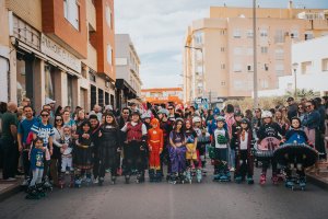Fotografía de familia del desfile de carnaval en Roquetas de Mar.