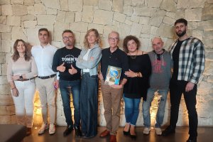 Salvador Oyonarte, sostiene el cartel de la futuro ONG en un primer encuentro para presentar el proyecto.