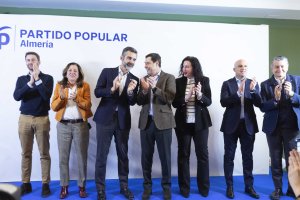 Desde la izquierda, Francisco Bellido, Carmen Castillo, Ramón Fernández-Pacheco, Juanma Moreno, María de Mar Vázquez, José Antonio García Alcaina y Antonio Sanz.