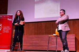Isabel G. Caro durante la lectura de uno de los poemas de Raúl Quinto, junto a ella.