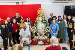 Usuarios y trabajadores de la Residencia de Mayores San Sebastián de Tíjola recibieron la visita de la patrona, la Virgen del Socorro.