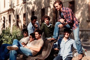 Grupo de adolescentes de 1978 sentados en uno de los bancos  del Paseo de San Luis. Entonces todo se basaba en el diálogo, en las tertulias, en la comunicación constante dentro de la pandilla.