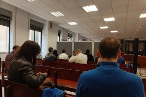 Biombos colocados en la sala para proteger a las víctimas durante su declaración.