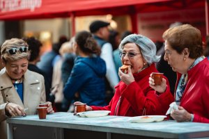 Asistentes de una edición anterior disfrutan del café de Cafés Salvador