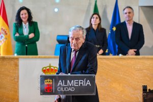 Juan Rigaud Felices, nacido en 1932, recibiendo el Escudo de Oro de la Ciudad de Almería.