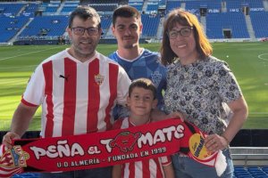 Antonio Molina junto a su mujer, Luisa, y sus hijos Antonio Luis y César, viendo al Almería esta temporada en San Sebastián.