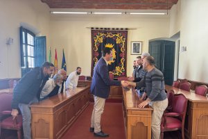 Un momento de la reunión con miembros de la comunidad musulmana en el Ayuntamiento nijareño.