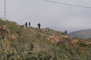 Agentes de la Guardia Civil y vecinos, durante la batida del pasado sábado, 14 de febrero.