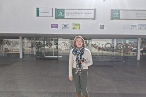 María del Mar Mota, directora del instituto, junto a la entrada principal.