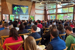 Más de 200 técnicos y agricultores llenaron el aforo de la presentación en Llanos del Alquián (Almería)