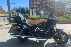 Maletas laterales y top case completan un conjunto pensado para afrontar largas rutas en pareja.