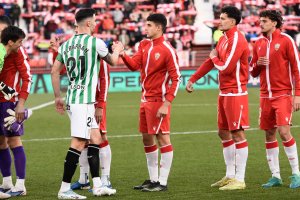 Los futbolistas del Almería saludan a los del Córdoba en la previa del partido.