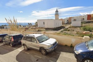 Terrenos y faro de Garrucha apagado desde 2021.