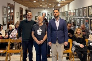La escritora junto a participantes en la actividad