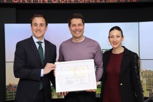 El alcalde de Vera, Alfonso García y la teniente de alcalde, Carolina Pérez, con el galardonado (centro).