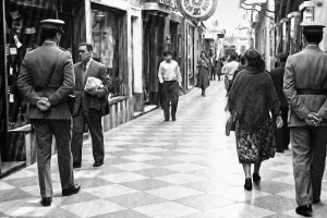 Una pareja de la policía armada patrullando por la calle de las Tiendas en 1978. La delincuencia juvenil hacía estragos  en aquellos años.