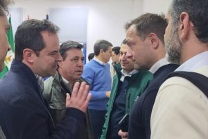 Juan Luis Ávila y Miguel Pérez con el comisario de Agricultura y Juanma Moreno