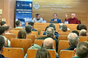 : Teodoro Moreno, autor de “Gestión Eficiente del Fertirriego. Horticultura Intensiva”, 
junto a Fernando Paniagua, presidente de COITAAL, y otros asistentes durante la presentación oficial.