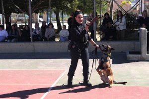 Marian junto a Hera durante la exhibición realizada en el IES Villavieja.