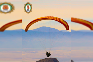 Imagen de archivo de una persona haciendo parapente.