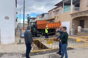 Alcalde y concejal de Urbanismo visitando las obras.