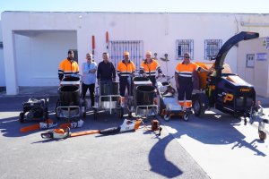 El alcalde de Carboneras, Salvador Hernández, acompañado por personal de la nueva empresa concesionaria del servicio, Actúa, Servicios y Medio Ambiente